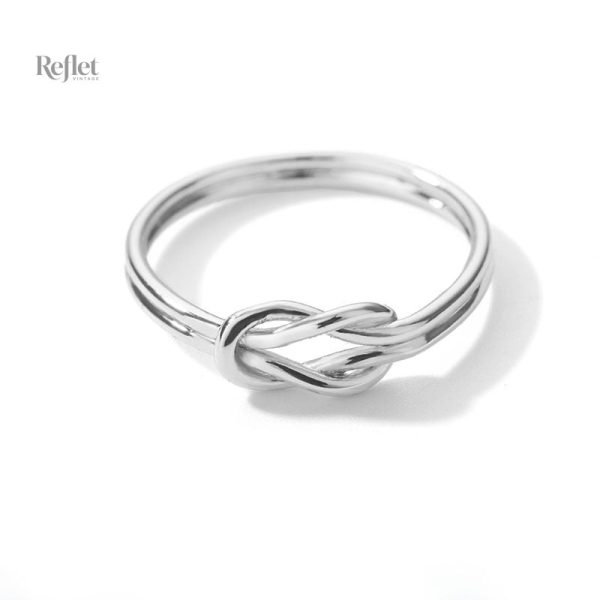 Bague vintage avec motifs classiques et finition soignée