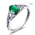 Bague en argent avec un design riche et pierre