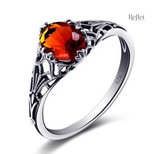 Bague en argent décorée d'une pierre ancienne