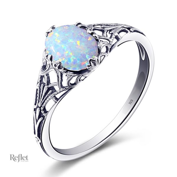 Bague argentée avec design vintage et pierre
