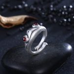 Bague avec finition argentée au charme rétro