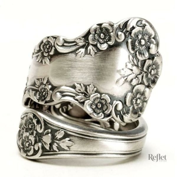 Bague argentée au style classique, parfaite pour tous les jours