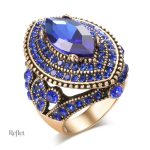 Bague ancienne avec une teinte rouge, parfaite pour un look vintage