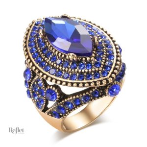 Bague ancienne avec une teinte rouge, parfaite pour un look vintage