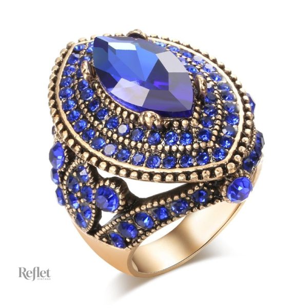 Bague ancienne avec une teinte rouge, parfaite pour un look vintage