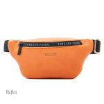 Accessoire intemporel : sac banane vintage chic