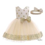Bébé élégant avec une robe de princesse colorée