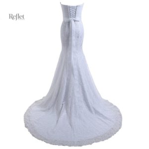 Robe de mariage avec jupe volumineuse et détails romantiques