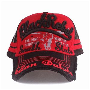 Casquette rouge au look vintage pour toutes les occasions