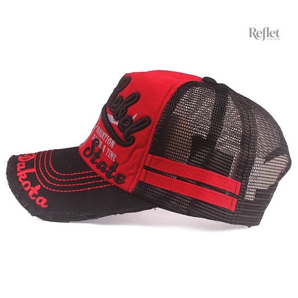 Accessoire vintage : casquette rouge pour un style décontracté