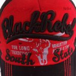 Casquette rétro rouge, essentielle dans la mode urbaine
