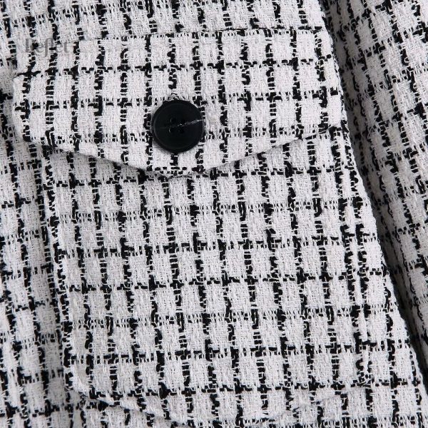 Chemise noire à carreaux pour un style rétro