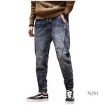 Jean rétro pour homme, style classique avec une finition usée.