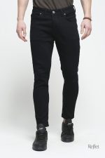 Pantalon en jean vintage gris, essentiel pour une garde-robe masculine