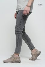 Jean gris rustique au design vintage, parfait pour un style rétro