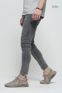Jean gris rustique au design vintage, parfait pour un style rétro