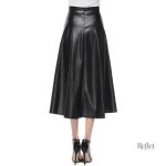 Look 70s avec jupe en cuir élégante
