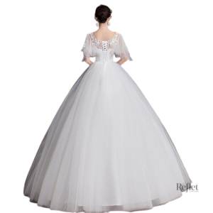 Robe blanche de mariée au style princesse pour un look romantique