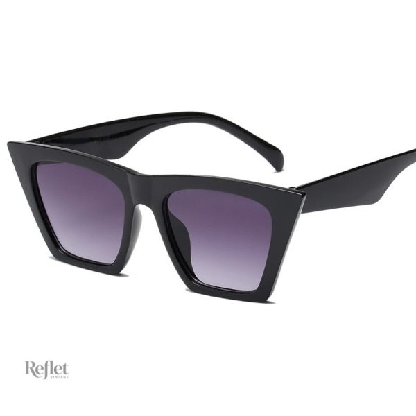 Style vintage avec lunettes de soleil blanches