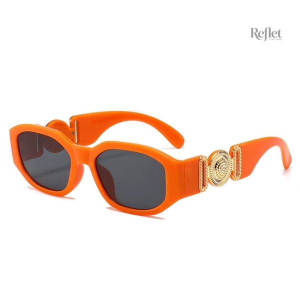 Style rétro avec lunettes de soleil rouges