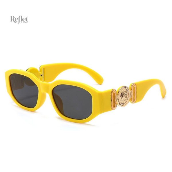 Accessoire tendance : lunettes de soleil rouges