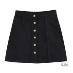 Jupe courte inspirée des années 70, look vintage et tendance