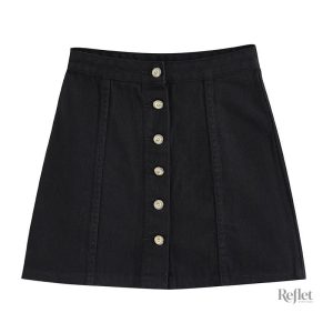 Jupe courte inspirée des années 70, look vintage et tendance
