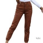 Mode rétro : Pantalons noirs tendance pour femme