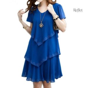 Robe noire classique style années 80, élégante et intemporelle.
