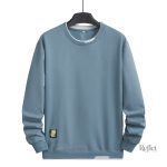 Pull vintage bleu pour homme élégant et intemporel.