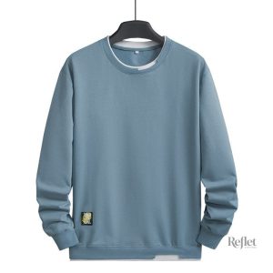 Pull vintage bleu pour homme élégant et intemporel.