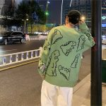Pull homme tendance avec illustration de dinosaure