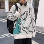 Détail d'un pull homme avec motif dinosaure