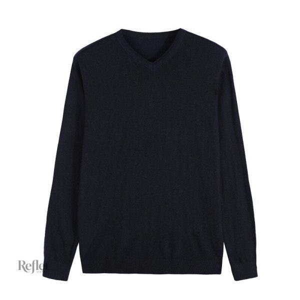 Pull en v bleu marine pour un look classique