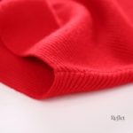 Pull vintage femme en rouge, parfait pour la saison.