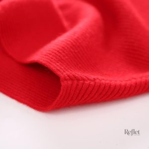 Pull vintage femme en rouge, parfait pour la saison.