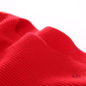 Pull en laine rouge pour femme, style vintage intemporel.