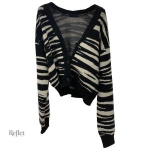Pull femme en noir, vintage, parfait pour un look rétro élégant