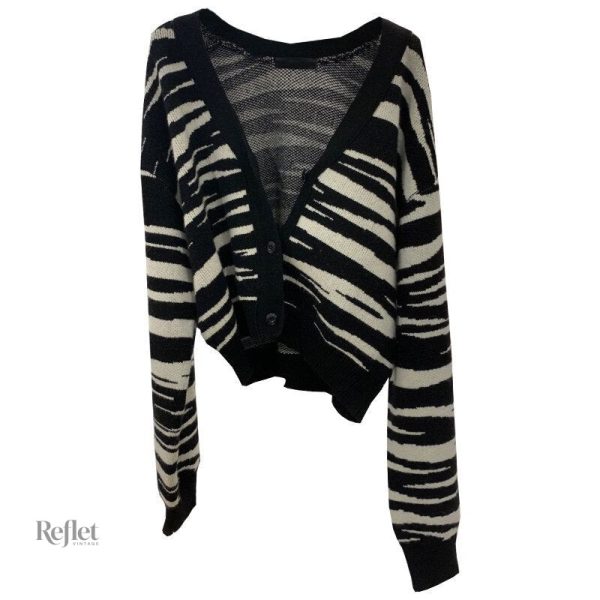 Pull femme en noir, vintage, parfait pour un look rétro élégant