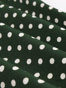 Modèle de robe année 40, motif pois classique