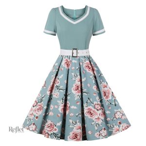 Robe vintage bleue avec motifs floraux