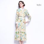 Robe années 70 avec motifs floraux et taille cintrée