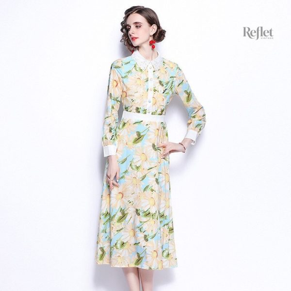 Robe années 70 avec motifs floraux et taille cintrée