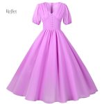 Robe élégante blanche avec encolure classique