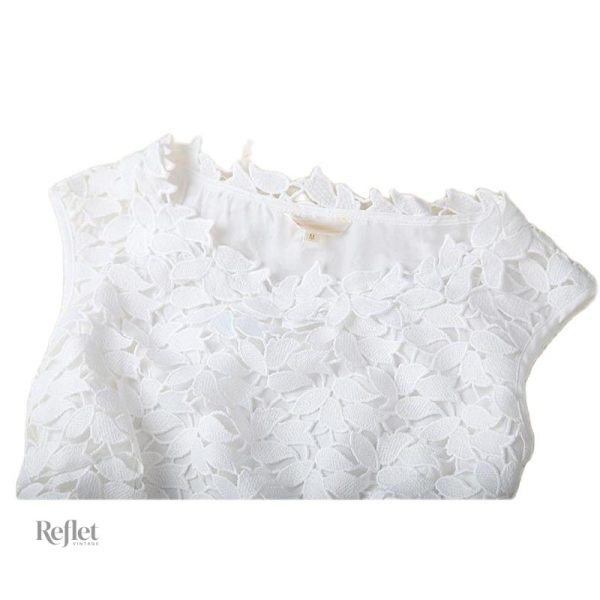 Robe blanche classique des années 80 pour un look nostalgique