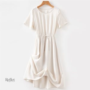 Robe d'inspiration rétro, teinte bleu marine classique