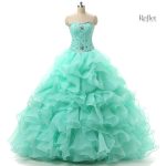 Robe de bal avec corsage ajusté et détails raffinés