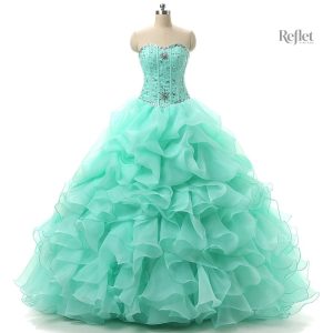 Robe de bal avec corsage ajusté et détails raffinés