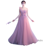 Robe de bal femme avec jupe volumineuse et festive