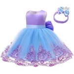 Robe de bébé avec motifs floraux subtils